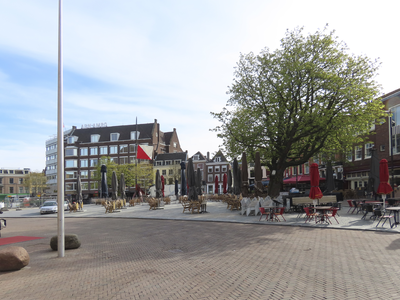 901630 Gezicht op de Neude te Utrecht, waar de terrassen gereed gemaakt zijn voor de heropening op 28 april 2021, ...